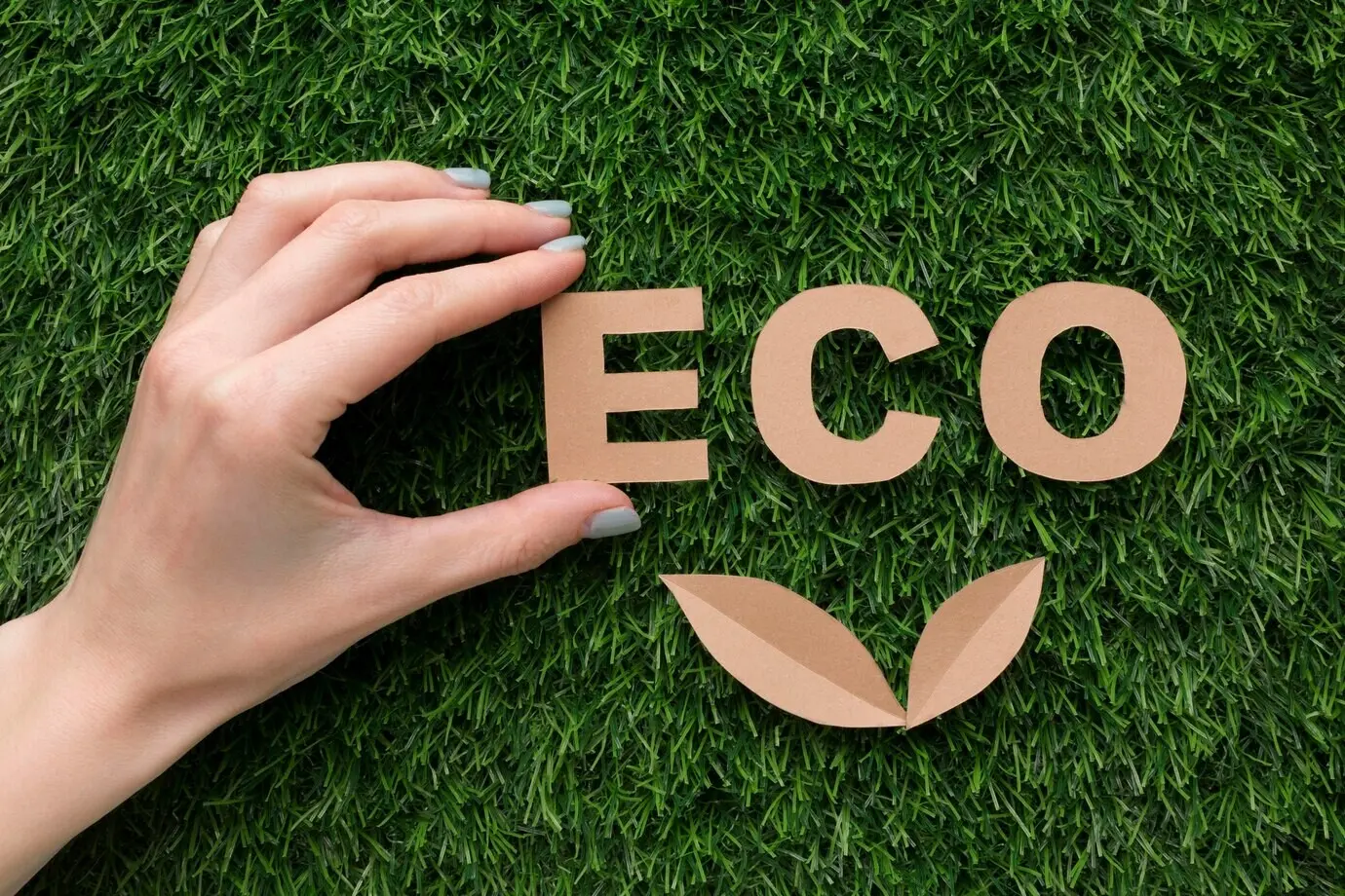 Nápis „Eco“ na trávě