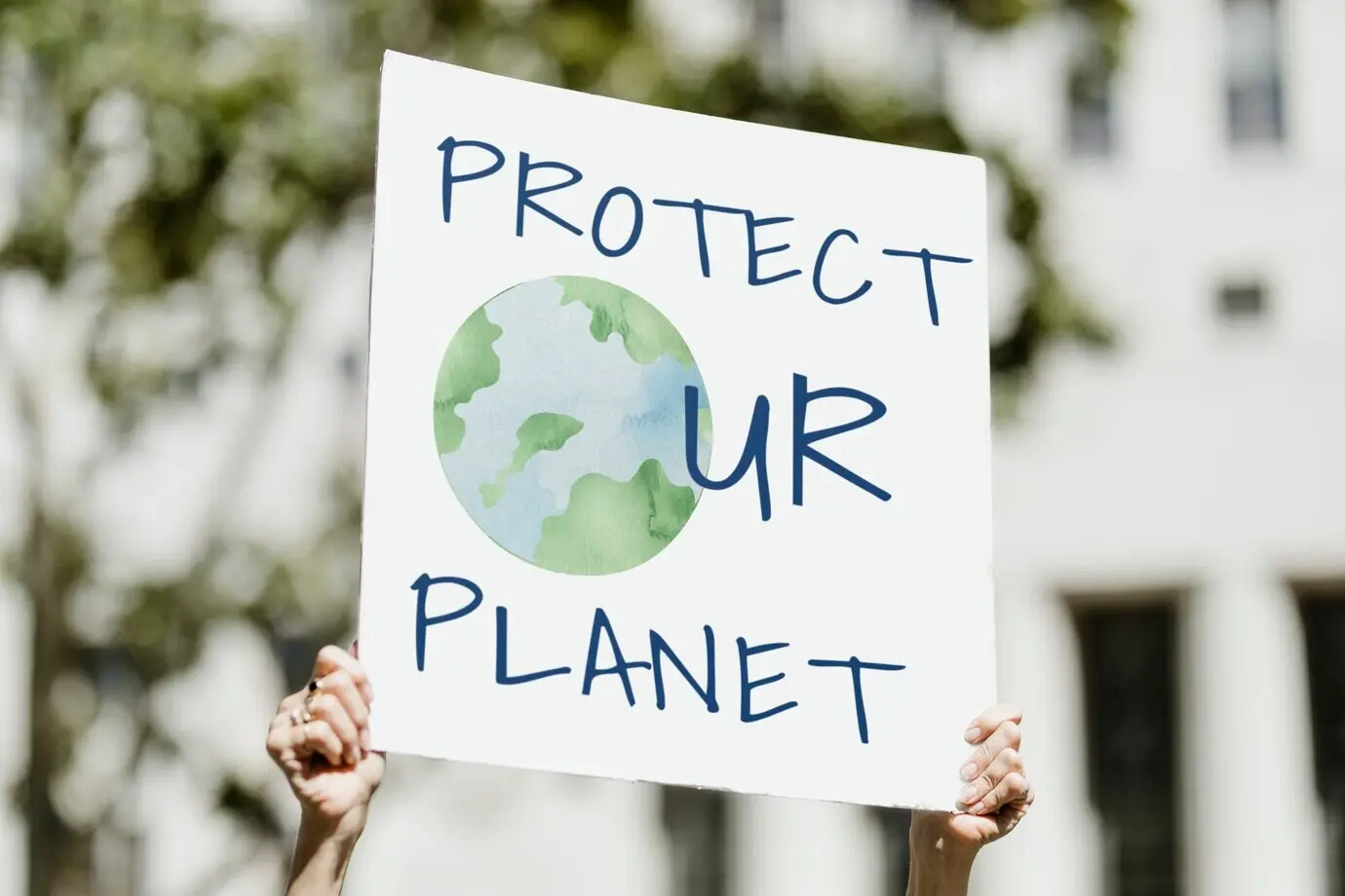 Chraňte svou planetu; environmentalista protestuje proti globálnímu oteplování.